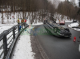 Opilý řidič přetočil auto na střechu