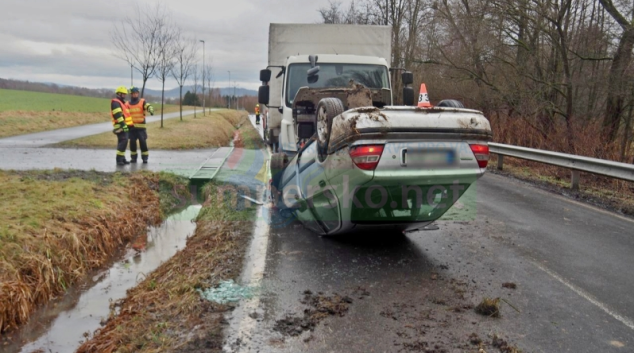 Auto skončilo na střeše
