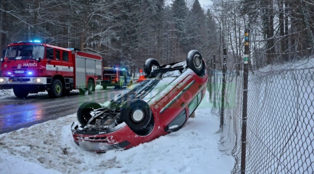 Na Jesenicku bourali na náledí