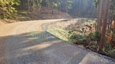 Nový povrch lesní cesty nad Hrabenovem
