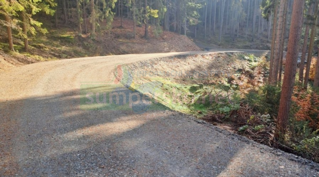 Nový povrch lesní cesty nad Hrabenovem