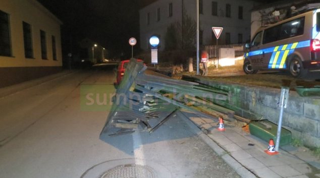 Řidič za volantem usnul a zbořil autobusovou zastávku