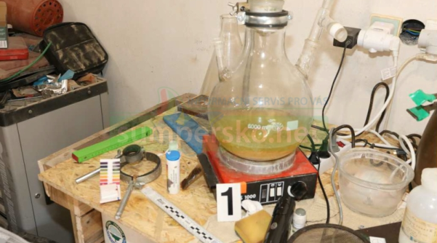 Doma vyráběl pervitin