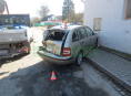 Řidič narazil do zaparkovaného auta v Hrabišíně