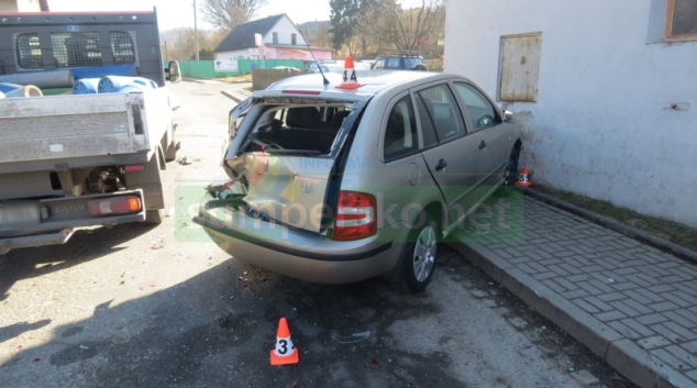 Řidič narazil do zaparkovaného auta v Hrabišíně