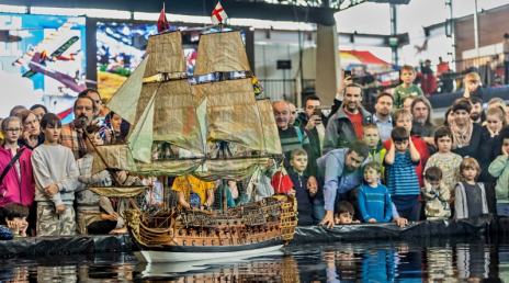 Námořní bitvy, alpská železnice a vrtulník v životní velikosti