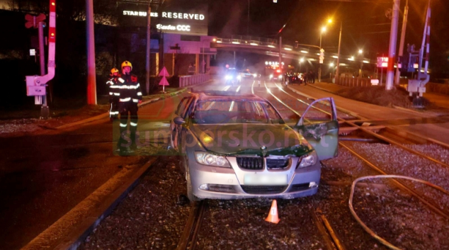 Auto krátce po nehodě začalo hořet