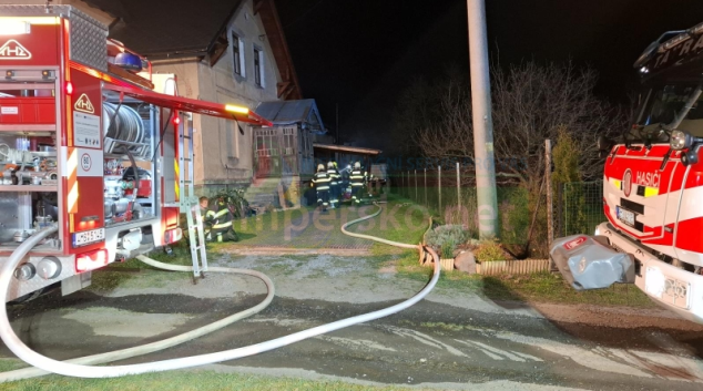 Požár přístavku rodinného domu hasilo pět jednotek