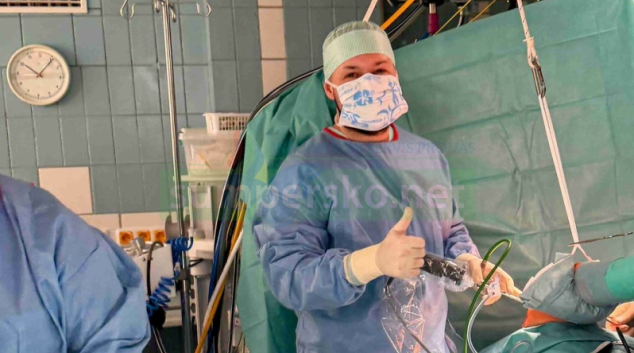 Rameno znovu v pohybu