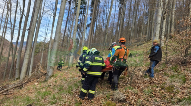 Muže po pádu z výšky zachránili hasiči a letečtí záchranáři