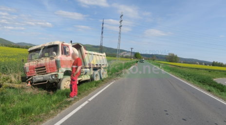 Řidič v nákladním autě vjel na nezpevněnou krajnici