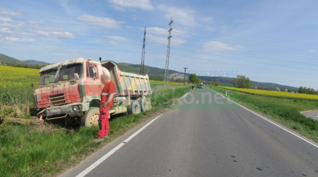Řidič v nákladním autě vjel na nezpevněnou krajnici