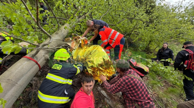 Hasiči a záchranáři pomohli zraněnému lesnímu dělníkovi