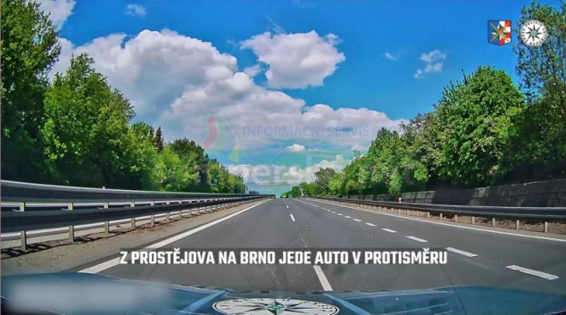 Auto na dálnici v protisměru
