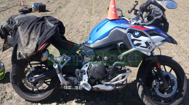 Motorkář skončil v příkopu