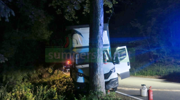 Za volantem nákladního auta usnul