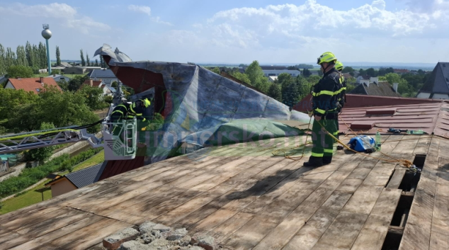 Při bouřce se utrhla střecha na ZŠ