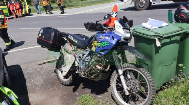 Řidič přehlédl motorkáře