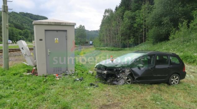Řidič havaroval u přejezdu na Hanušovicku