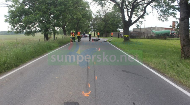 Motorkář narazil do přívěsu