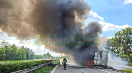 Na dálnici D35 hořel návěs nákladní soupravy