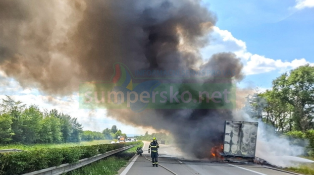Na dálnici D35 hořel návěs nákladní soupravy