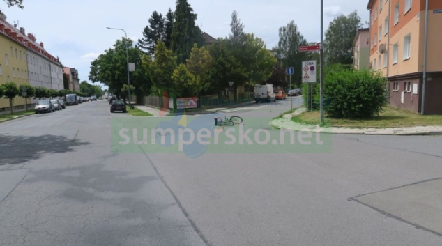 Cyklista v Šumperku přehlédnul dodávku