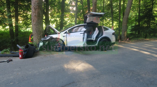 Auto narazilo čelně do stromu – škoda dva miliony