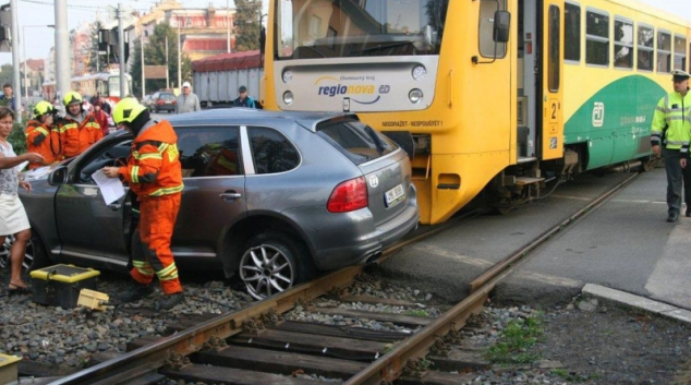 Řidič pod vlivem alkoholu vjel v Olomouci pod vlak