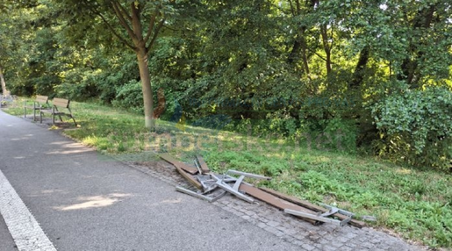 Vandal řádil v městském parku