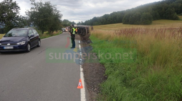 Převrátil kamion se štěrkem