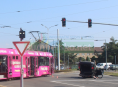 Nezastavil na červenou a vjel do jízdní dráhy tramvaje
