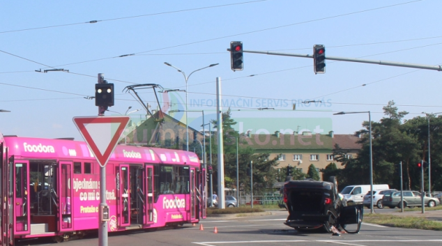Nezastavil na červenou a vjel do jízdní dráhy tramvaje