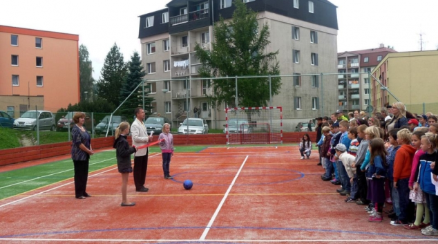 V Jeseníku dostali prvňáčci od města "pastelkovné" a nové hřiště