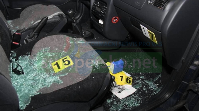 Vandal značně poškodil zaparkované auto