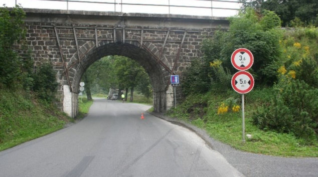 Řidič na Pomezí se nevešel pod viadukt