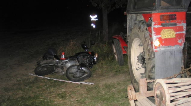Nehoda motorkáře a traktoru u Dubicka si vyžádala dvě těžká zranění
