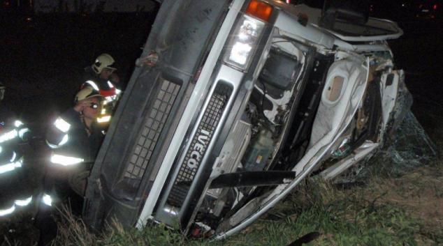 Tři lidé byli zraněni při dopravní nehodě mikrobusu na silnici R35