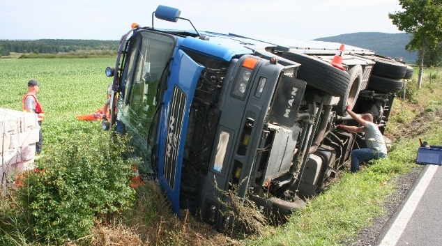 Pod těžkým vozidlem se utrhla krajnice. Stalo se u Mikulovic
