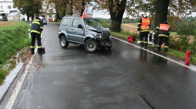 Rychlá jízda skončila nárazem do stromu