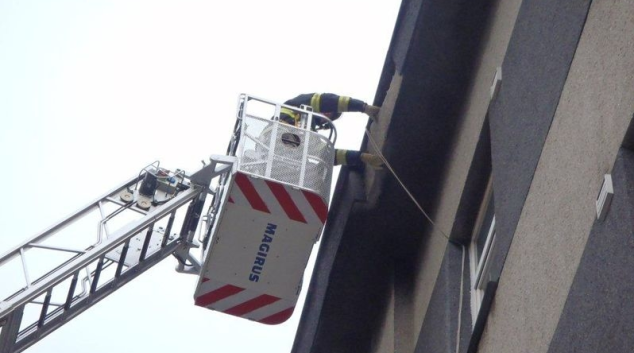 Další padající omítka z fasády domu. Zasahovali hasiči v Přerově.