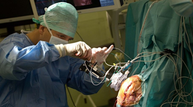 V chirurgické léčbě Parkinsonovy nemoci zavedli lékaři ve FN Olomouc novou metodu