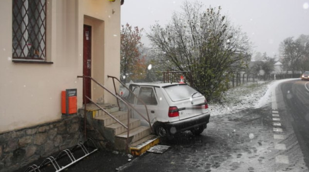 Řidička poškodila poštu v Rapotíně. Policie hledá svědky