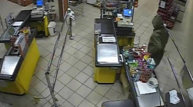 Muž s punčochou na hlavě a nožem v ruce předpadl prodejnu v Prostějově