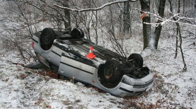 Vozidlo skončilo na střeše. Řidiči zapomněli, že sněží