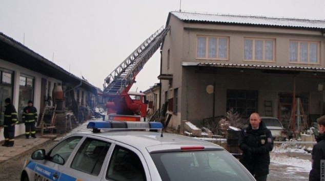Hasiči s Policii ČR zachránili muže před skokem ze střechy