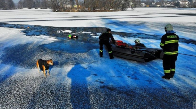 Pod zasahujícími hasiči se prolomil v Sudkově na rybníce led