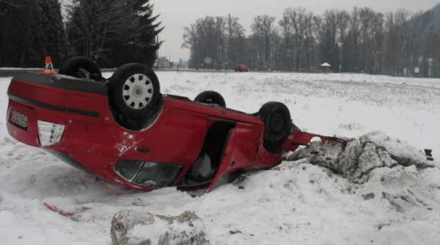 Octavia kvůli rychlé jízdě skončila na střeše