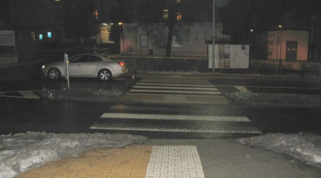 Řidič v Chevroletu srazil ženu na přechodu