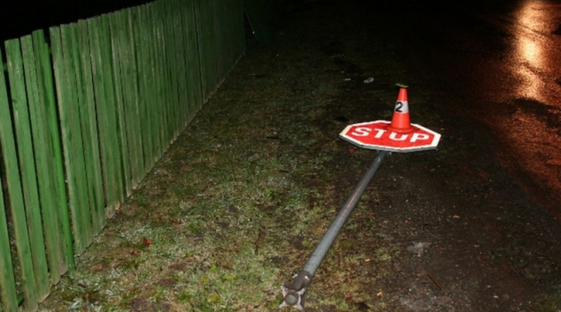 Na ledovku na Jesenicku doplatil Touran a dopravní značka